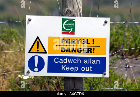 Gefahr halten, zweisprachig Englisch Walisisch Schild am Zaun in Snowdonia Gwynedd Wales UK Stockfoto