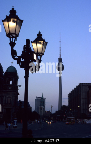 Blick im Morgengrauen tv Tower (Fernsehturm) entlang Unter Den Linden in Berlin, eingerahmt durch Berliner Dom und Palast der republik Stockfoto