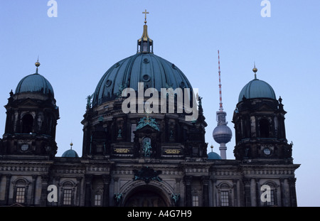Blick auf den Berliner Dom im Morgengrauen Stockfoto