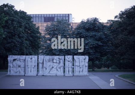 Workingman Relief am Marx-Engels-Forum in Berlin, Deutschland, mit Blick auf den Palast der Republik Stockfoto