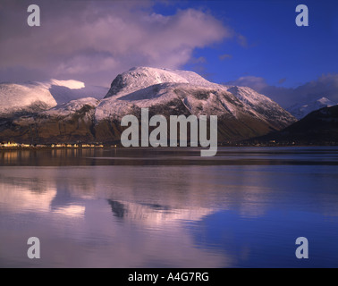 Ben Nevis, Schottlands höchsten Berge spiegeln sich in Loch Linnhe Stockfoto