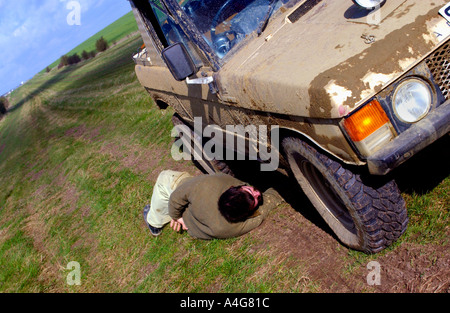 Mitglied des Vereins Green Lane abgebildet Überprüfung seiner Range Rover Bobtail auf The Ridgeway National Trail Byway in Berkshire Stockfoto