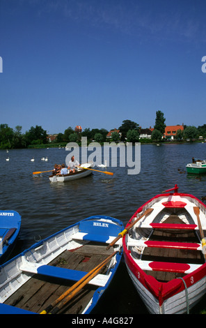 Bunten Ruderboote Thorpeness Meare Suffolk England Stockfoto