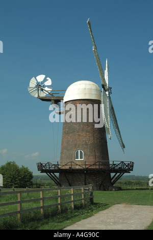 Restauriertes viktorianisches historisches Wilton Windmühlengebäude mit Fantail & Backstein Turmmühle erbaut 1821 zwischen Wilton & Great Bedwyn Wiltshire England UK Stockfoto