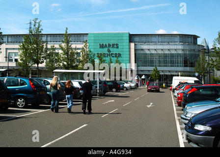 Das Bluewater shopping-Komplex in der Nähe von Dartford gehört, Marks and Spencer Fassade und Parkplatz Shopper Stockfoto