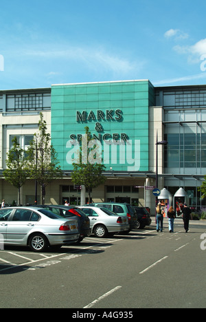 Bluewater shopping-Komplex gehört, Marks and Spencer Fassade und Parkplatz Stockfoto