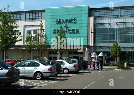 Das Bluewater shopping-Komplex in der Nähe von Dartford gehört, Marks and Spencer Fassade und Parkplatz Shopper Stockfoto