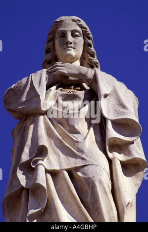 St. Maria weiße Statue über blauen Himmel in Banska Bystrica, Slowakei Stockfoto