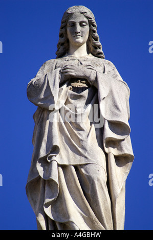 St. Maria weiße Statue über blauen Himmel in Banska Bystrica, Slowakei Stockfoto