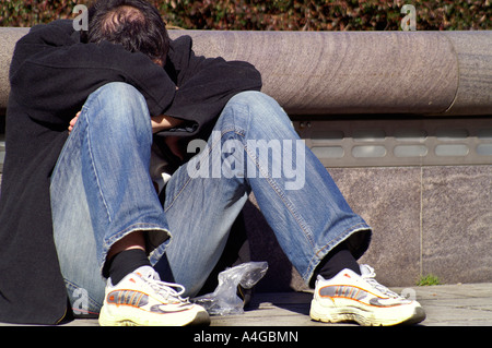 Betrunkenen Obdachlosen auf der Straße schlafen Stockfoto