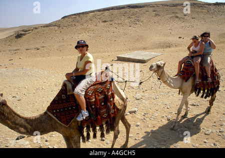 Touristen nehmen einen geführten Kamel reiten in der touristischen Region der Gizeh-Plateau Kairo Ägypten Stockfoto