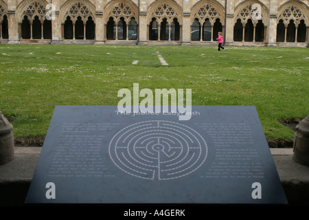 Kleines Mädchen nach den Pfaden der Jubilee-Labyrinth in der Mitte des Vierecks in Norwich Kathedrale Norfolk Stockfoto