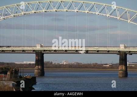 Die alte Silver Jubilee Brücke über den Fluss Mersey und Manchester Ship Canal & Widnes zwischen Runcorn, Cheshire, vor der Renovierung Stockfoto