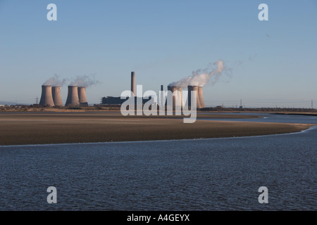 Dampf in den frischen Morgen sky aus den acht riesigen kühltürme in Fiddlers Ferry Kraftwerk Widnes/Warrington, Cheshire Stockfoto