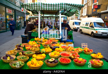 Körbe mit Obst und Gemüse Portobello Road Market in West London England UK Stockfoto