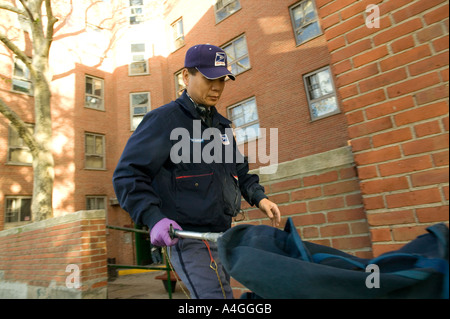 ein Postbote liefert Post im uptown New York City USA November 2004 Stockfoto