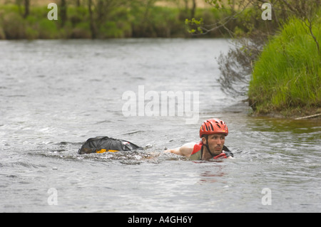 Wettbewerber schwimmen auf die Wildnis ARC-Abenteuer-Rennen 2006 Stockfoto