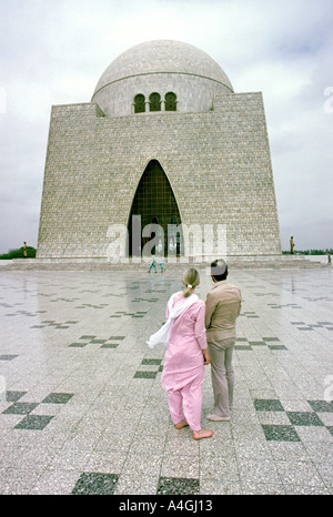 Karachi Pakistan Sind westliche Touristen außerhalb Jinnahs Grab Stockfoto