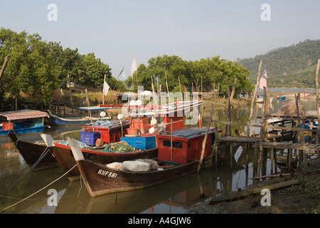 Malaysia Kedah Langkawi Langkasuka Angelboote/Fischerboote auf dem Fluss Stockfoto