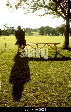 Cheshire Cholmondeley Castle Cricket Ground Zuschauer beobachten Spiel im Gange Stockfoto