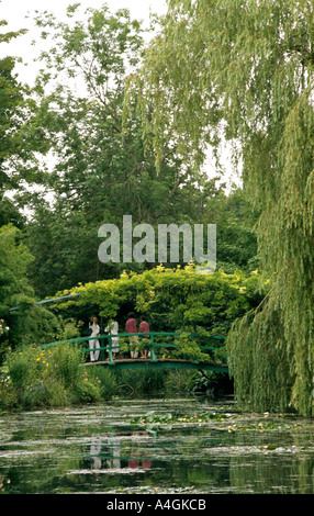 Frankreich Giverny Impressionist Künstler Claude Monets Brücke in seinem privaten Garten Stockfoto