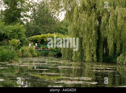 Frankreich Giverny Impressionist Künstler Claude Monets Brücke in seinem privaten Garten Stockfoto