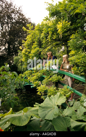 Frankreich Giverny Impressionist Künstler Claude Monets Wasser Garten Touristen auf der Brücke Stockfoto