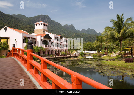 Malaysia Kedah Langkawi Pantai Kok Oriental Dorfteich und inn Stockfoto