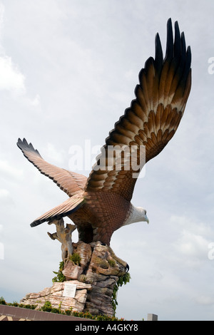 Malaysia Kedah Langkawi Kuah Strandpromenade Seeadler Skulptur Stockfoto