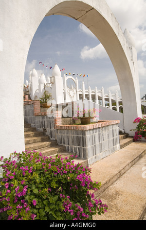 Malaysia Kedah Langkawi Kuah Strandpromenade CHOGM Park Fahnen fliegen Stockfoto