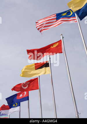 Malaysia Kedah Langkawi Kuah Strandpromenade CHOGM Park Fahnen fliegen Stockfoto