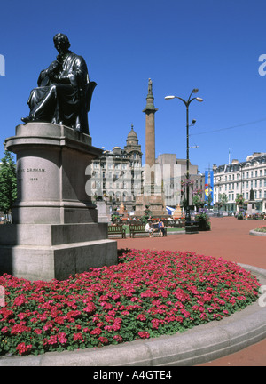 Historischer George Square Glasgower Blumen & Statue des Chemikers Dr Thomas Graham mit Sir Walter Scott Kolumne & historische Stadt Kammern über Schottland hinaus Großbritannien Stockfoto