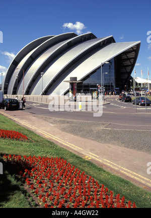Besucherwagen im Scottish Exhibition Conference Center oder SEC Armadillo oder Clyde Auditorium, einem ikonischen Konzertsaal auf Clydeside in Glasgow, Schottland, Großbritannien Stockfoto