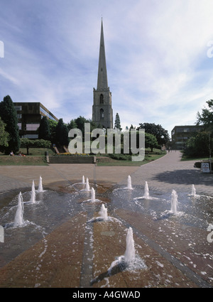 Worcester Brunnen inmitten gepflasterte Fläche mit den Resten der Turmspitze von Str. Andrews Kirche jenseits Stockfoto