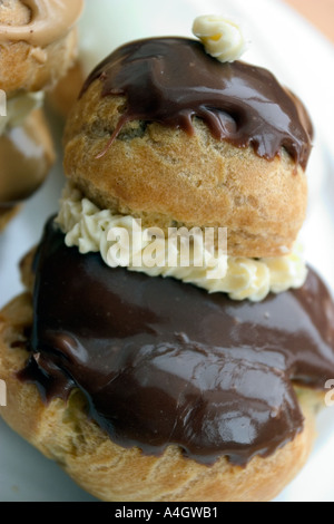 französische köstliche Religieuse patisserie Stockfoto