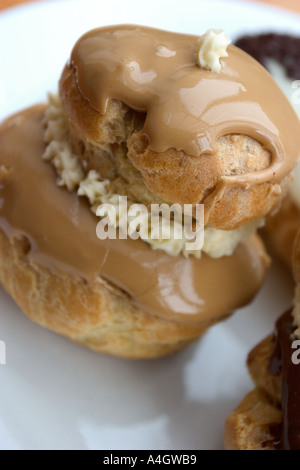 französische köstliche Religieuse patisserie Stockfoto