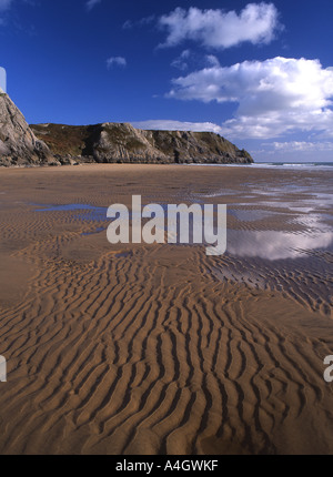 Drei Klippen Buchtblick Richtung Pobbles Bay Wellen im Sand Gower Halbinsel South Wales UK Stockfoto