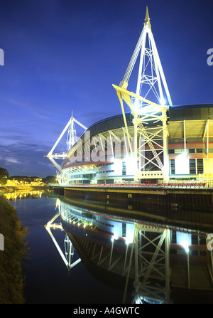 Millennium Stadium in der Nacht Reflexion im Fluss Taff Cardiff South Wales UK Stockfoto