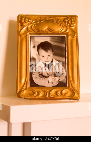 Schwarz / weiß Foto des jungen in einem Jugendstil-Rahmen auf einem Kaminsims Stockfoto