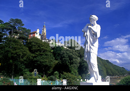 Statue Portmeirion Fantasy Dorf in der Nähe von Porthmadog Gwynedd North Wales UK Stockfoto