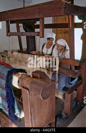 Reenactors Stoff das Weben auf einem Webstuhl in St. Augustine Florida USA Stockfoto