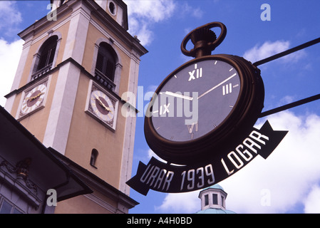 perspektivische Ansicht der Uhr auf Ciril Metodov Trg mit der Kathedrale des Heiligen Nikolaus Stockfoto