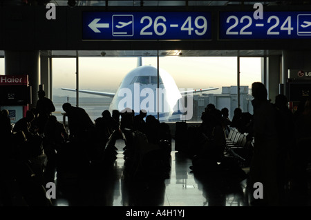 Wartebereich des Flughafens, im Hintergrund eine Boeing 747 Stockfoto