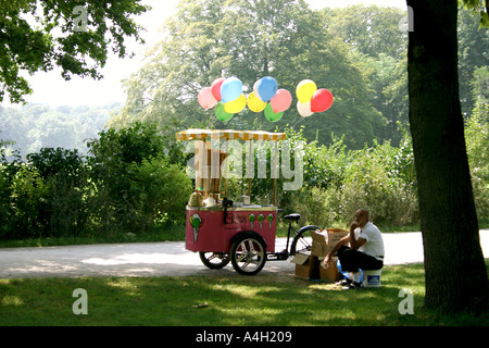 Ice Cream Trolley in den englischen Garten-Verkäufer warten auf Kunden München Bayern Deutschland Stockfoto