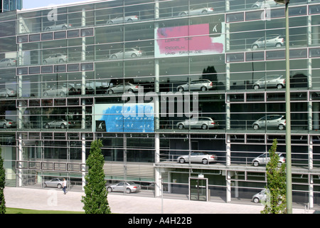 Daimler Chrysler Haus Showroom mit philosophischen Schilder München München Bayern Deutschland Stockfoto