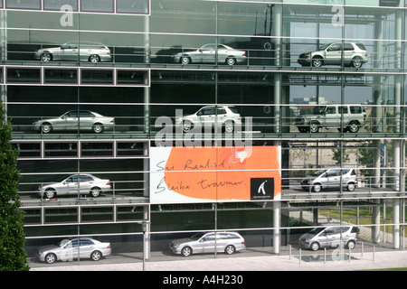 Daimler Chrysler Haus Showroom mit philosophischen Schilder München Bayern Deutschland Stockfoto