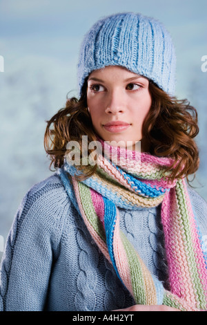 Frau trägt Winterbekleidung Stockfoto