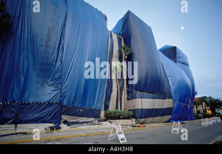 Große historisches Gebäude tented um Termiten in St. Augustine Florida USA zu vernichten Stockfoto
