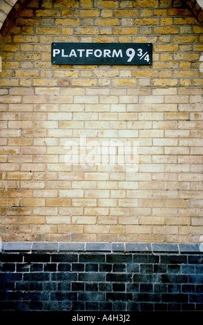 Plattform neun und drei Viertel auf Kings Cross Station in London, wie J.k K. Rowling-Harry Potter-Reihe beschrieben. Stockfoto