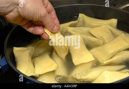 Schwäbischen Taschen (Koch) oder Ravioli (Nudeln Quadrate gefüllt mit Fleisch und Spinat) Stockfoto